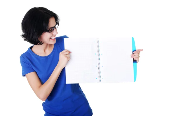 Mujer joven mostrando páginas en blanco de su cuaderno — Foto de Stock
