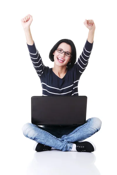 Mujer joven feliz usando su computadora portátil — Foto de Stock