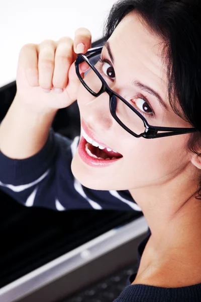 Donna felice utilizzando il suo computer portatile — Foto Stock