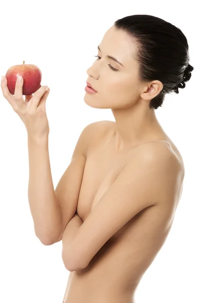 Красивая женщина держит красное яблоко . — стоковое фото