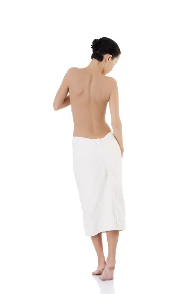 Νεαρή όμορφη γυναίκα γυμνό με πετσέτα — Φωτογραφία Αρχείου