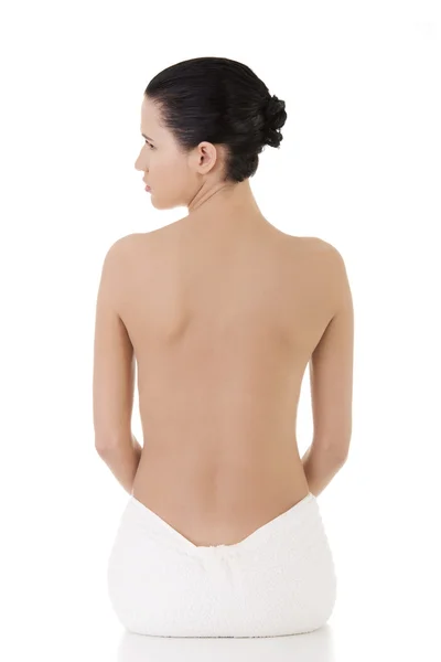 Ung vacker naken kvinna med handduk — Stockfoto