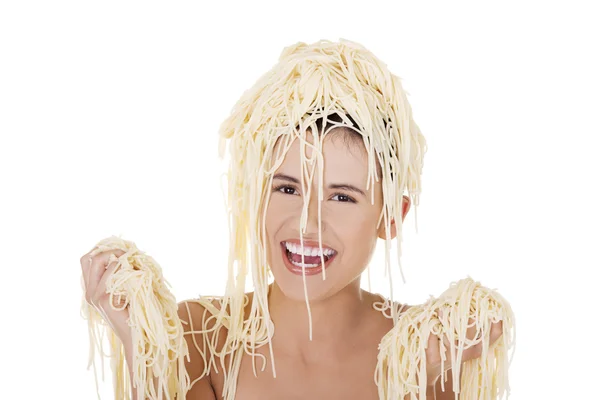 Ung vacker kvinna med spaghetti nudlar — Stockfoto