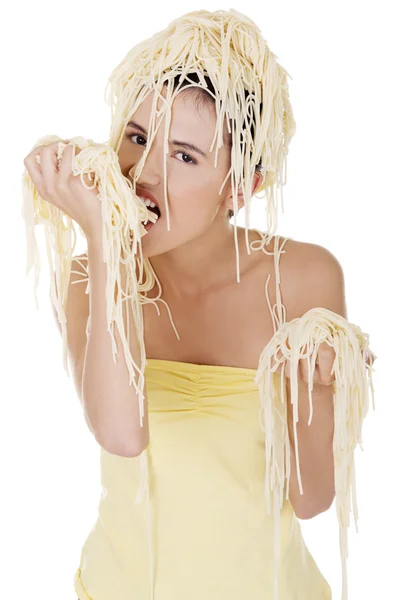 Ung vacker kvinna med spaghetti nudlar — Stockfoto