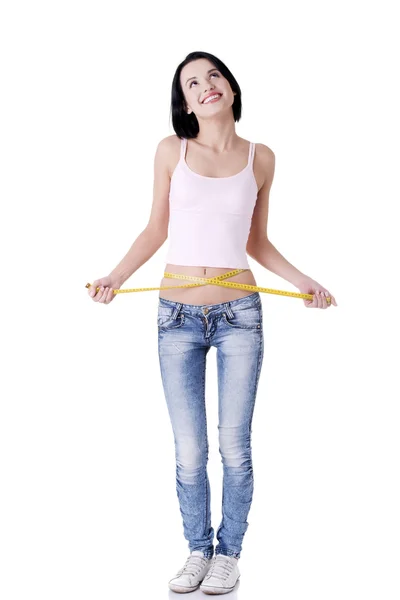 Jovem mulher medindo sua cintura — Fotografia de Stock