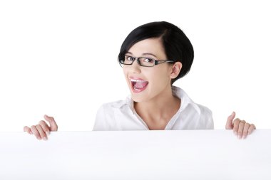 gülümseyen genç iş kadını boş tabela gösteriliyor