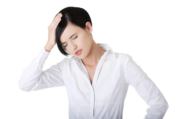 Pengusaha wanita dengan sakit kepala memegang kepala — Stok Foto