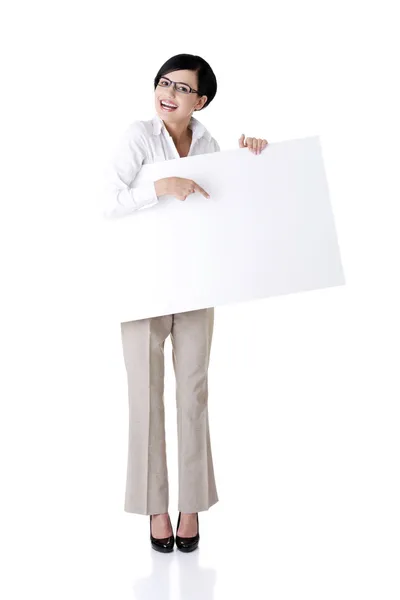 Joven mujer de negocios sonriente mostrando letrero en blanco —  Fotos de Stock