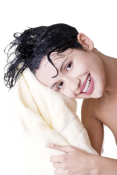 Frau mit nassen Haaren im weißen Bademantel zieht sich nach der Dusche aus. — Stockfoto