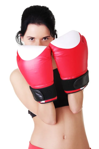 Mulher de boxe vestindo luvas de boxe vermelho . — Fotografia de Stock