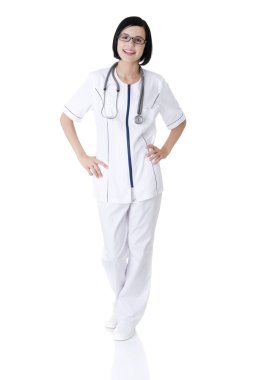 Hemşire veya ayakta genç doktor gülümseyen.