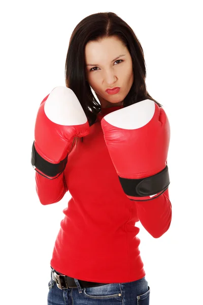 Frau trägt ein Paar Boxhandschuhe — Stockfoto