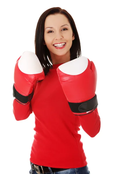 Frau trägt ein Paar Boxhandschuhe — Stockfoto