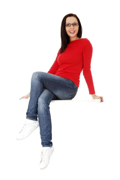 Yong mujer casual sentado — Foto de Stock