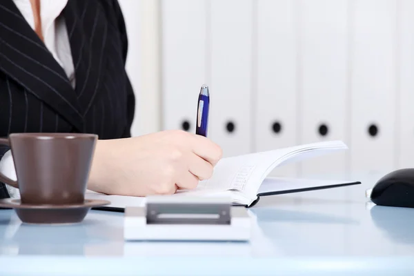 Mulher de negócios tomando notas de negócios no escritório — Fotografia de Stock