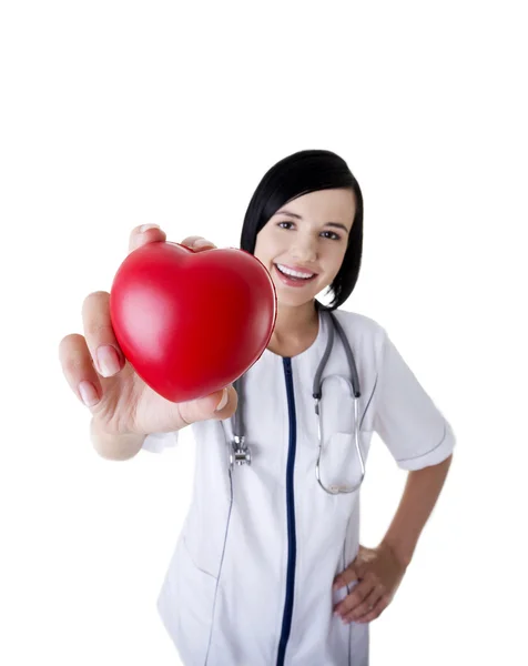 Doctora sosteniendo el corazón rojo en la mano . — Foto de Stock