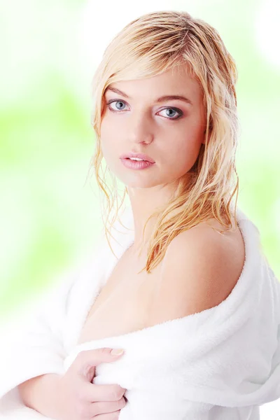 Jonge vrouw gekleed in witte badjas — Stockfoto