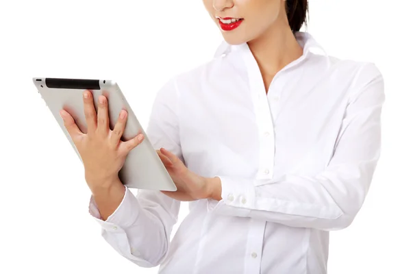 Mujer de negocios sosteniendo la tableta PC con touchpad . — Foto de Stock