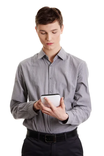 Jonge zakenman met behulp van tablet pc — Stockfoto