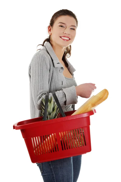 Mulher feliz com cesta de compras — Fotografia de Stock