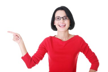 mutlu, heyecanlı genç kadın üzerinde kopya alanı işaret