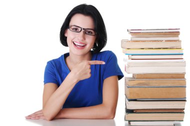 mutlu genç öğrenci kitapları ile gülümseyen