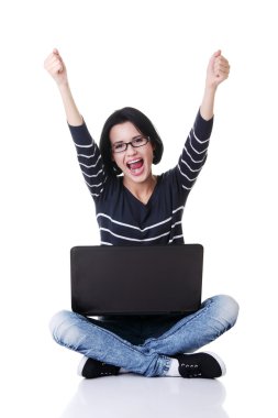 mutlu genç kadınla yumruklarını kullanarak onu laptop