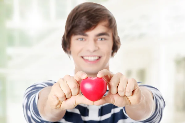 Joven con corazón . — Foto de Stock