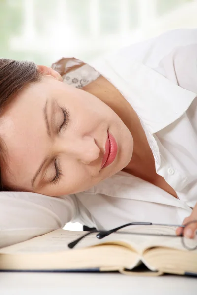 Volwassen vrouw, lezen — Stockfoto