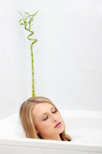 Hermosa joven tomando un baño . — Foto de Stock