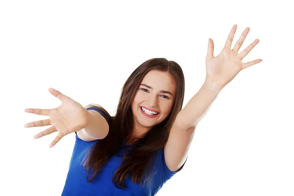 Woman wijzend naar de camera met beide handen — Stockfoto