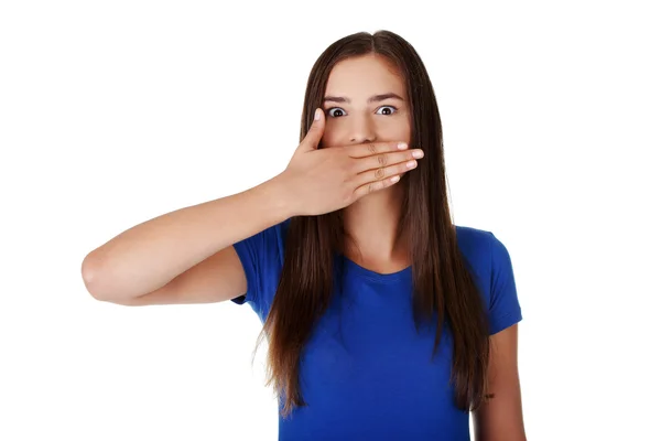 Tiener vrouw die betrekking hebben op mond met de hand — Stockfoto