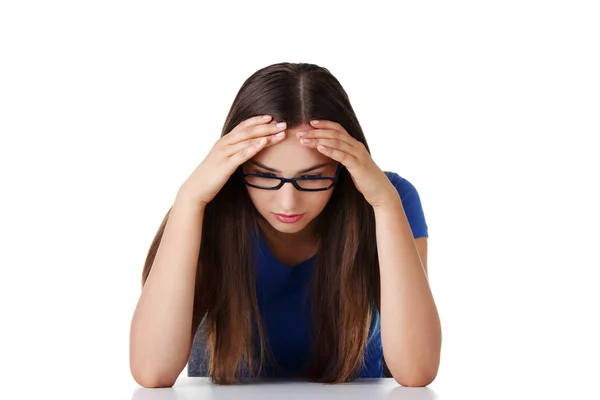 Junge traurige Frau, hat große Probleme oder Depressionen — Stockfoto