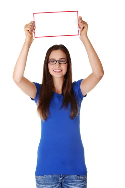 Retrato jovem mulher feliz com placa em branco — Fotografia de Stock