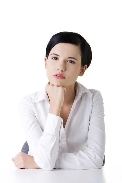 Mulher bonita em sentar-se na mesa — Fotografia de Stock