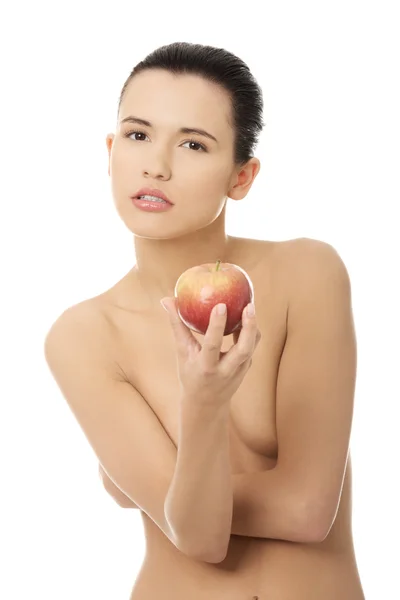 Piękna kobieta z czystego, świeżego zdrowej skóry, trzymając czerwone jabłko. — Zdjęcie stockowe
