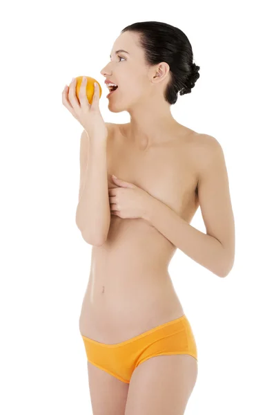 Gelukkig naakt vrouw met oranje. — Stockfoto