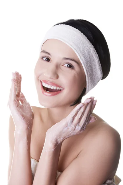 Hermosa mujer está limpiando su cara — Foto de Stock