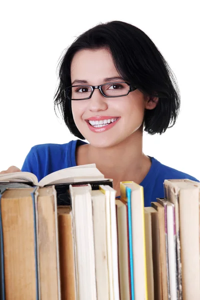 Glücklich lächelnde junge Studentin mit Büchern — Stockfoto