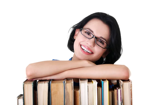 Glücklich lächelnde junge Studentin mit Büchern — Stockfoto