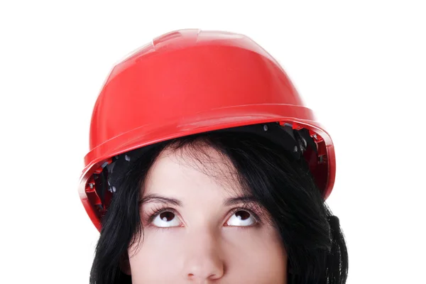 Уверенная работница в шлеме смотрит вверх — стоковое фото