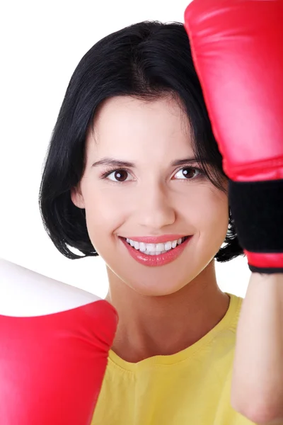 Jonge vrouw dragen van een paar bokshandschoenen. — Stockfoto