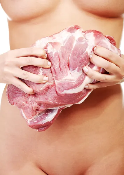 Nackte Frau hält großen Teil von rohem Fleisch — Stockfoto