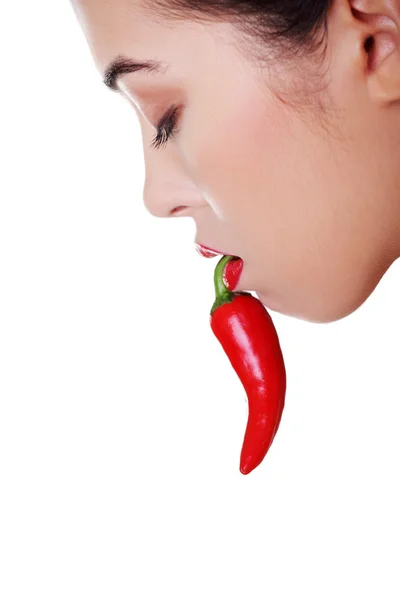 Güzel kadının dudakları hot paprika ile — Stok fotoğraf