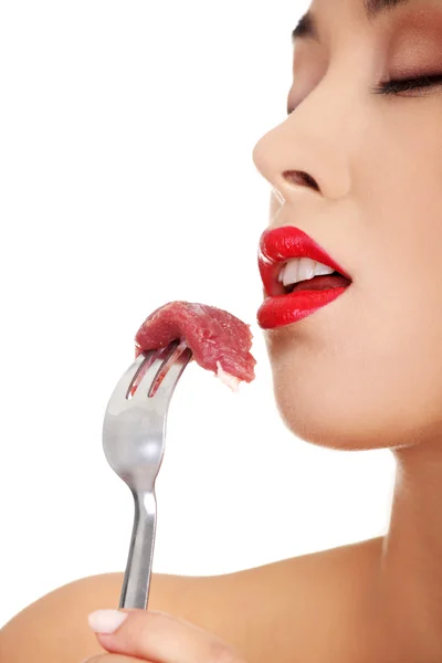 Mladá krásná žena jíst syrové maso — Stock fotografie