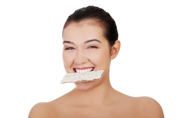 Mulher comendo pão cracker de centeio saudável — Fotografia de Stock