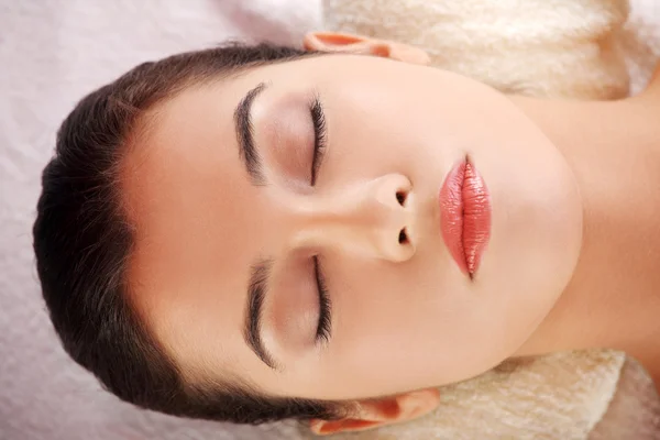 Mulher beleza relaxante no spa . — Fotografia de Stock