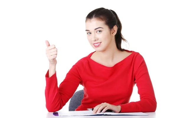 Jovem mulher na mesa gesticulando OK — Fotografia de Stock