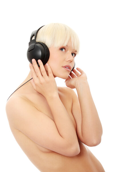 Привлекательная топлесс-женщина в наушниках
