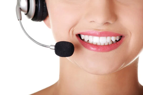 Jovem assistente de call center sorrindo para a câmera — Fotografia de Stock